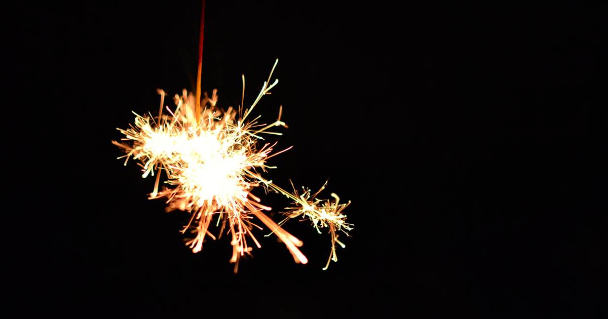 黒色火薬は線香花火の原料として使用される。